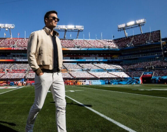 H Pantone δημιούργησε για το 2022 το ολοκαίνουργιο μπλε, σε συνεργασία με τον θρύλο του NFL Tom Brady: το Brady Blue.