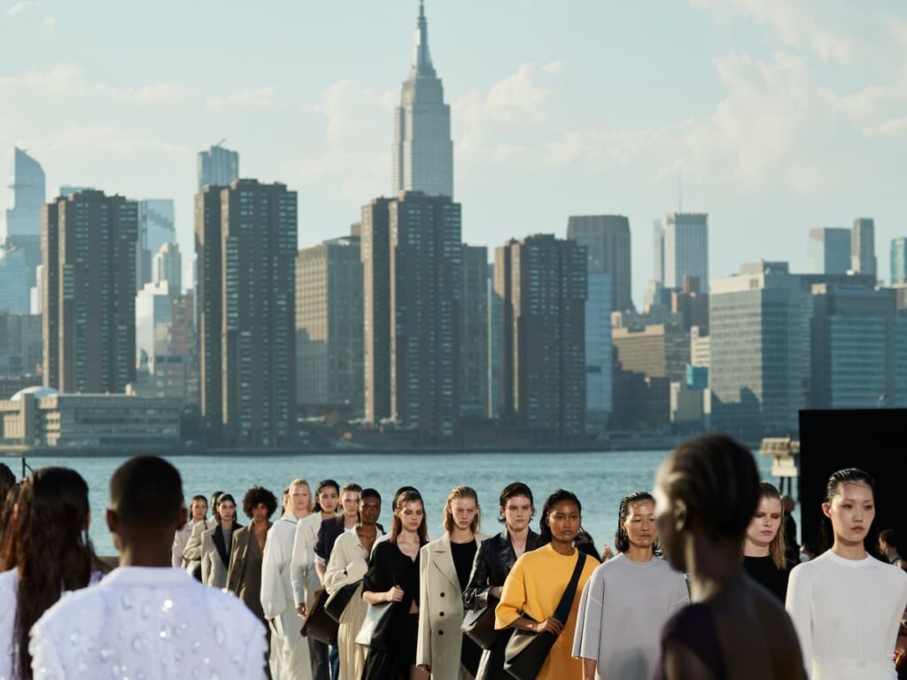 New York Fashion Week: Δείτε τι προτείνουν οι ειδικοί στις αποχρώσεις για το 2022!