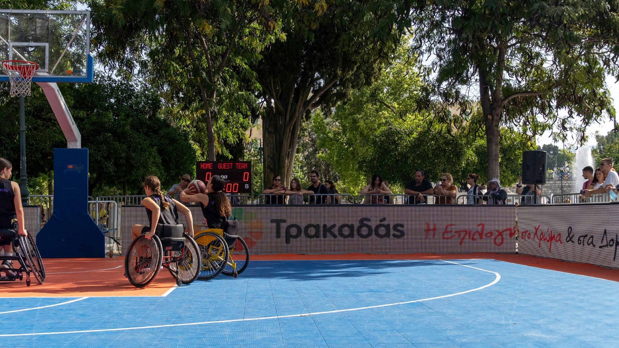 Αθλητές μπάσκετ με αμαξίδιο στο Hope 3on3 Streetball